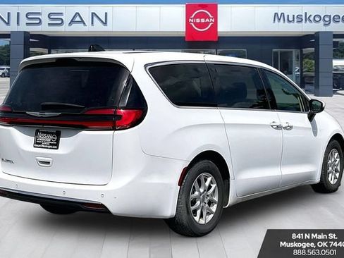 Used 2023 Chrysler Pacifica Touring-L FWD image 5