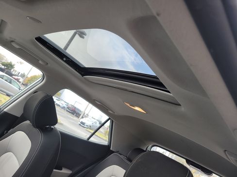 Used 2025 Hyundai Venue SEL image 21