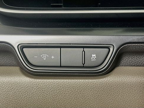 Used 2025 Kia Carnival FWD image 17