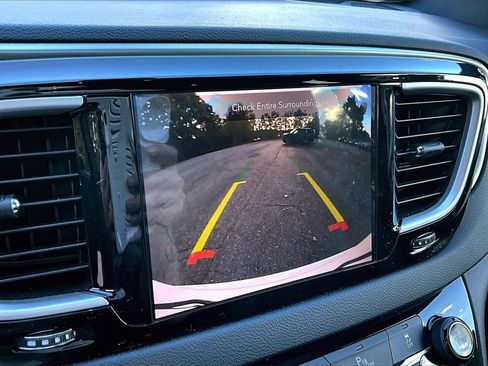 Used 2020 Chrysler Pacifica Touring-L w/ S Appearance Package image 14