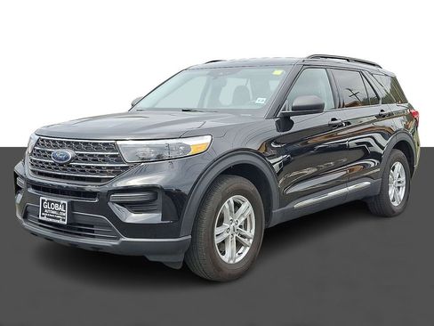 Used 2023 Ford Explorer XLT image 3