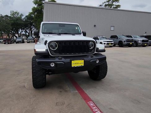 Used 2024 Jeep Gladiator Sport AWD/4WD image 3