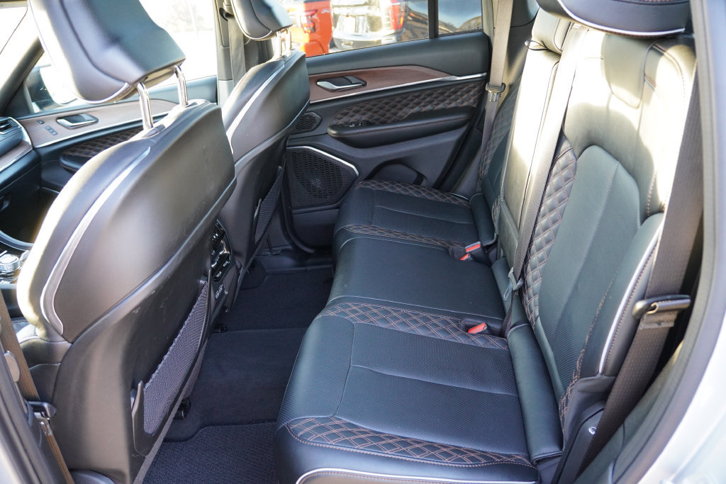 Used 2025 Jeep Grand Cherokee Summit w/ Obsidian Package AWD/4WD image 18