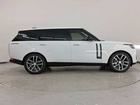 New 2025 Land Rover Range Rover Long Wheelbase SE image 8