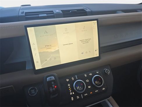 Used 2025 Land Rover Defender 90 S image 19