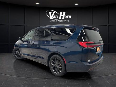 Used 2025 Chrysler Pacifica Limited image 4