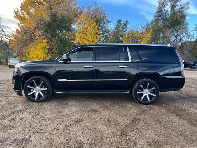 Used 2017 Cadillac Escalade ESV Luxury RWD image 2