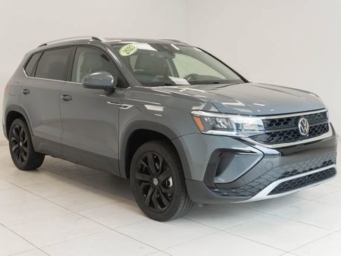 Used 2023 Volkswagen Taos SE w/ Panoramic Sunroof Package FWD image 8