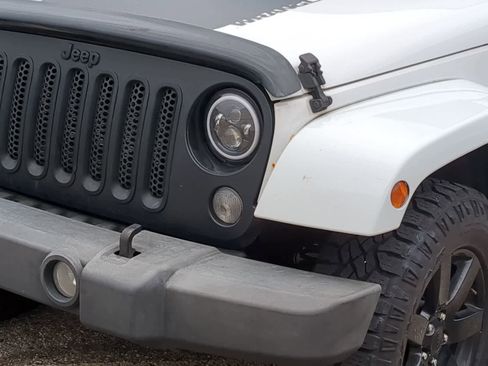 Used 2014 Jeep Wrangler Unlimited Sahara w/ Dual Top Group AWD/4WD image 11