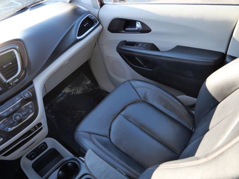 Used 2017 Chrysler Pacifica Touring-L image 11