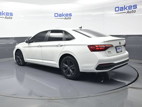 Used 2022 Volkswagen Jetta SE w/ Panoramic Sunroof Package FWD image 5