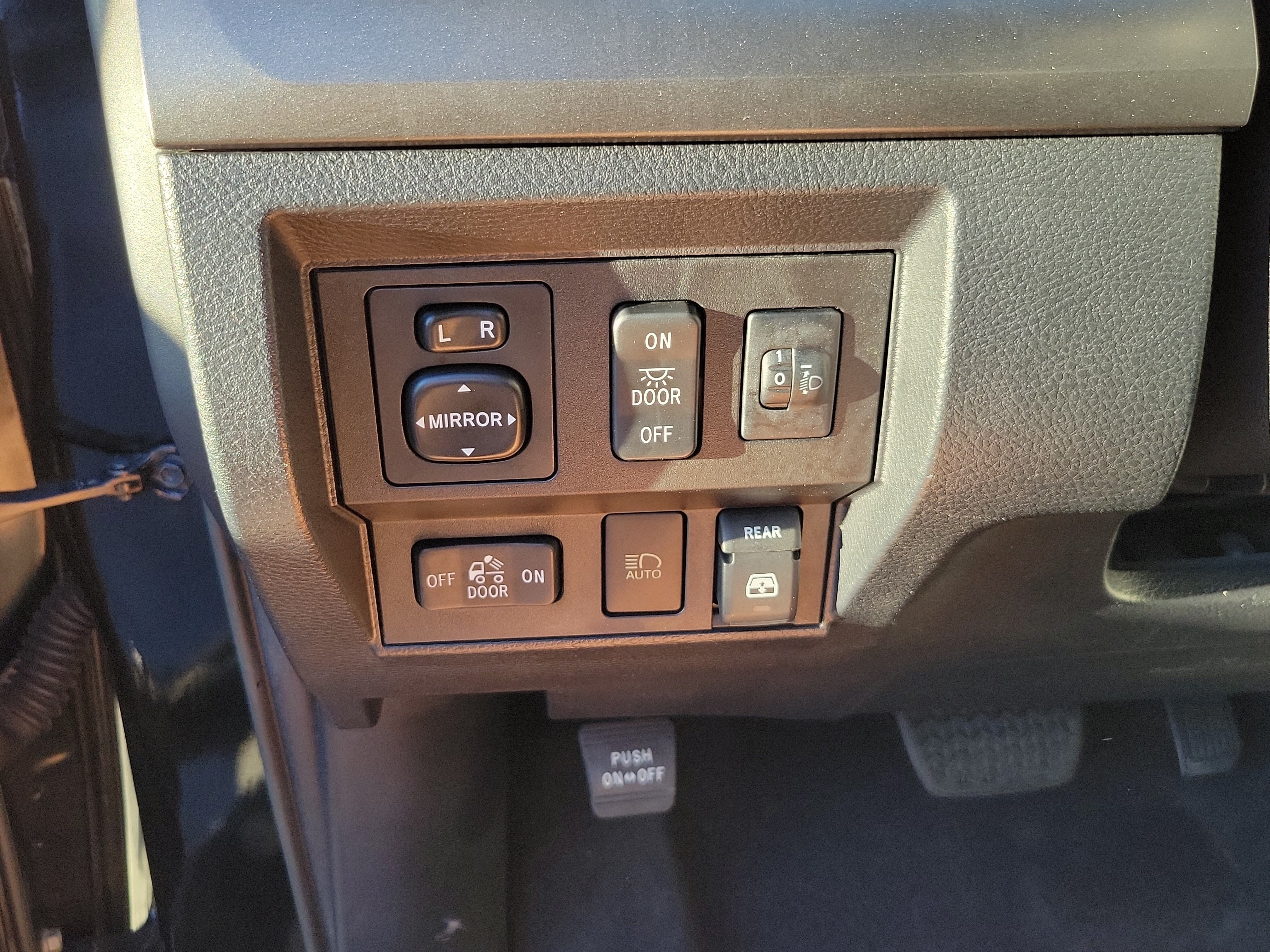 Used 2018 Toyota Tundra SR5 w/ SR5 Upgrade Package AWD/4WD image 16