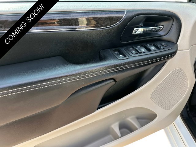 Used 2016 Chrysler Town & Country Touring-L FWD image 15