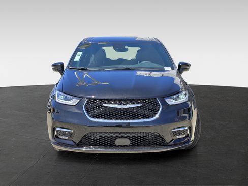 New 2025 Chrysler Pacifica Select w/ Uconnect Theater Family Group image 2