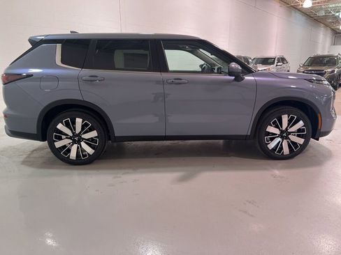 New 2025 Mitsubishi Outlander SE image 2