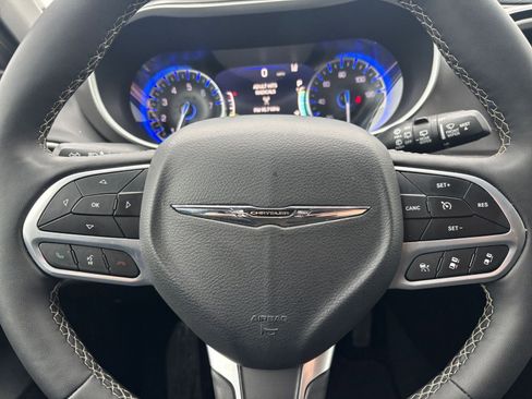 Used 2025 Chrysler Pacifica Select image 30