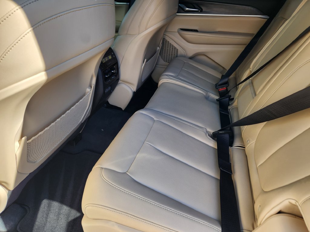 Used 2023 Jeep Grand Cherokee L Limited AWD/4WD image 9