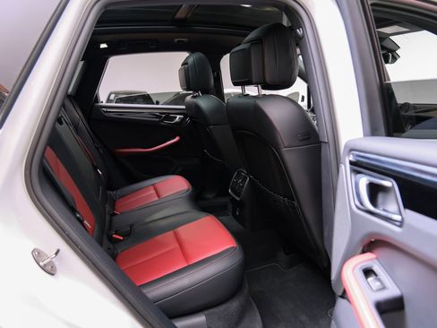 Used 2023 Porsche Macan AWD/4WD image 37