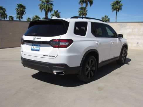 New 2025 Honda Pilot Black Edition image 4