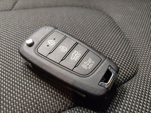 Used 2025 Hyundai Elantra SE FWD image 32