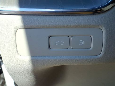 Certified 2024 Volvo XC60 T8 Plus w/ Protection Package Premier AWD/4WD image 15