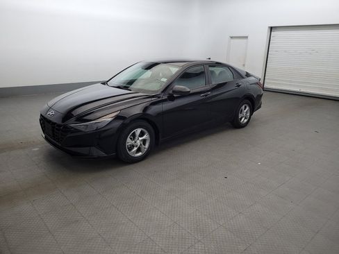 Used 2022 Hyundai Elantra SE w/ Winter Weather Package FWD image 2