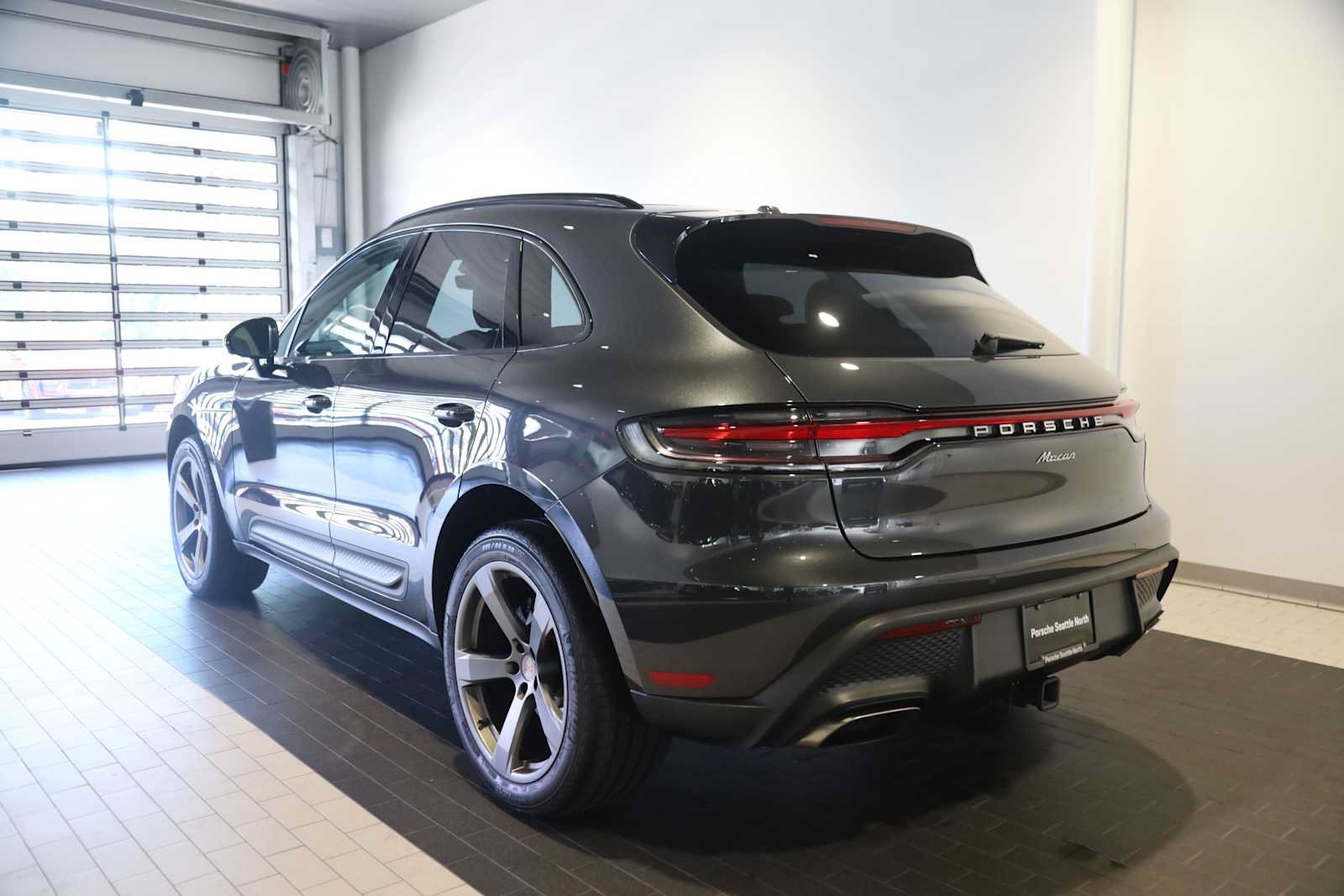 Used 2026 Porsche Macan AWD/4WD image 3