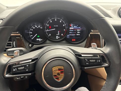 Certified 2024 Porsche Macan AWD/4WD image 31