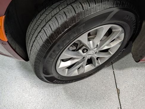 Used 2023 Chrysler Pacifica Touring-L AWD/4WD image 8