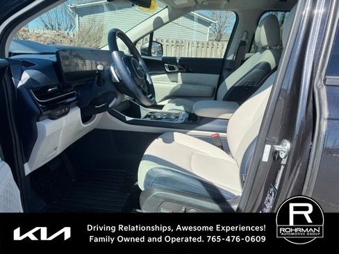 Used 2025 Kia Carnival SX Prestige image 8