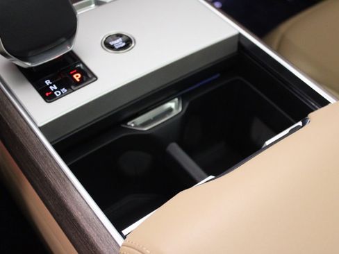 Used 2025 Land Rover Range Rover SE image 33