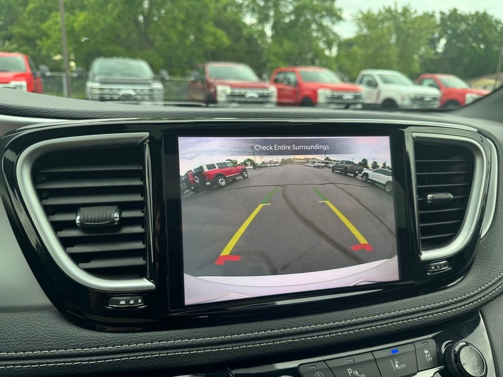 Used 2025 Chrysler Pacifica Limited FWD image 12