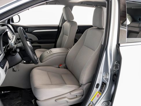 Used 2019 Toyota Highlander LE image 26