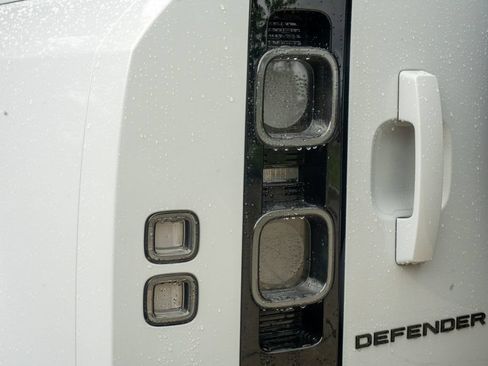 Used 2023 Land Rover Defender 110 V8 AWD/4WD image 12
