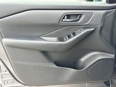Used 2025 Nissan Rogue S AWD/4WD image 18