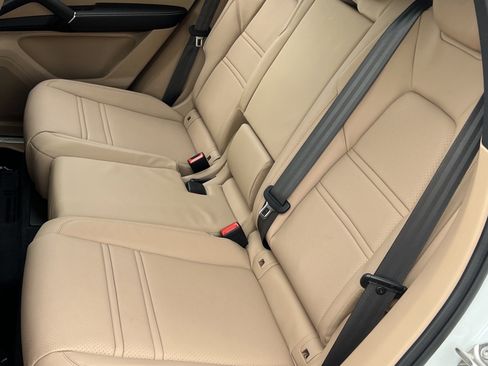 Certified 2023 Porsche Cayenne Platinum Edition image 16