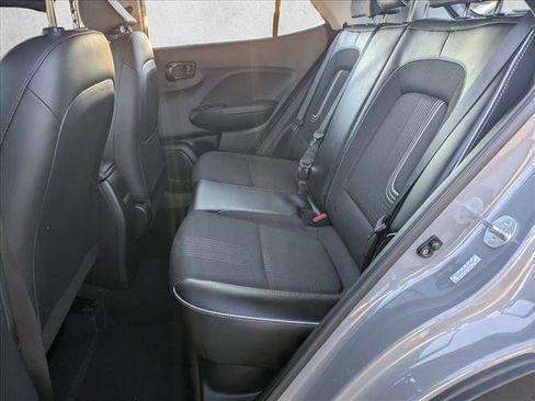 Used 2022 Hyundai Venue Limited FWD image 17