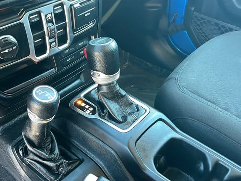 Used 2022 Jeep Gladiator Sport image 13