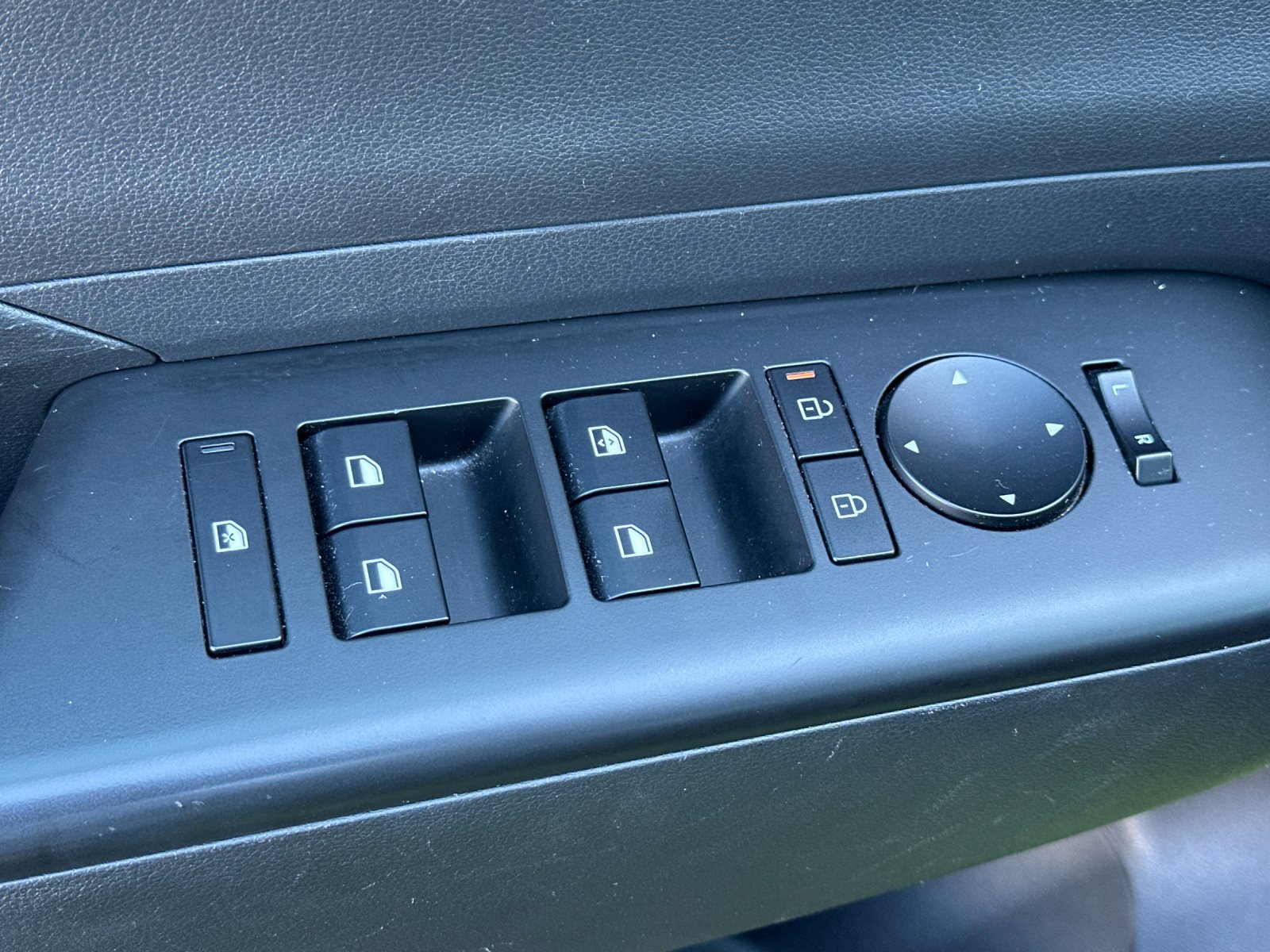 Used 2025 Hyundai Kona SEL FWD image 11