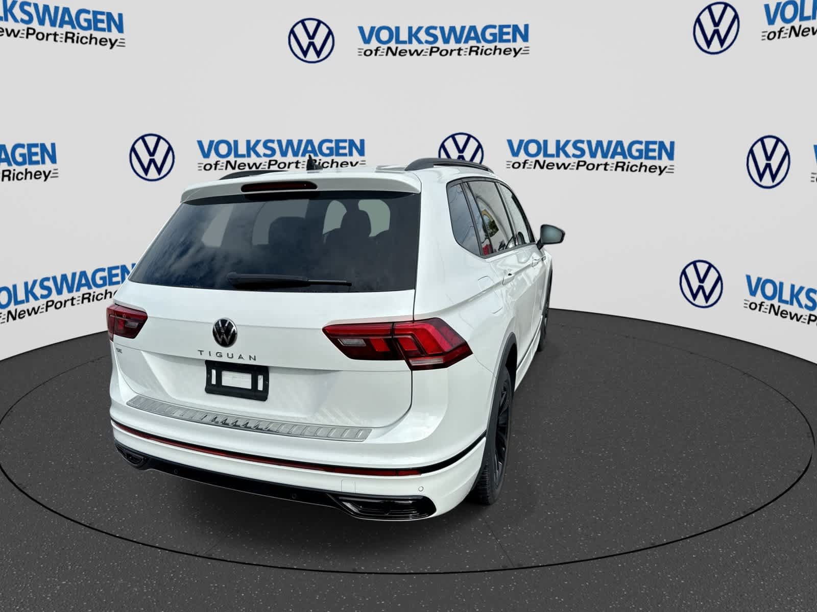 Used 2024 Volkswagen Tiguan SE R-Line FWD image 14