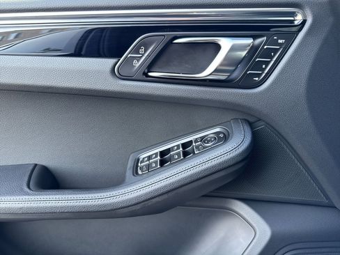 Certified 2025 Porsche Macan image 12