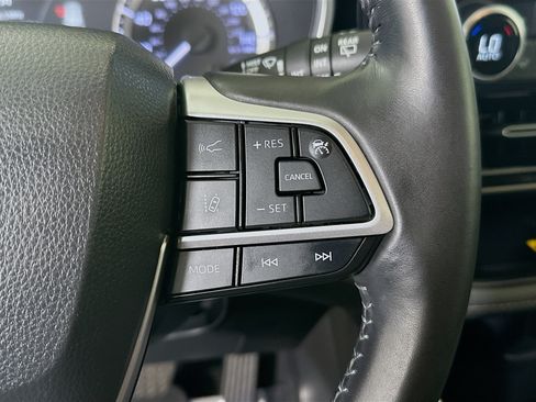 Used 2024 Toyota Highlander XLE FWD image 17