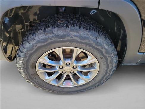 Used 2019 Jeep Cherokee Latitude Plus w/ Comfort/Convenience Group image 11