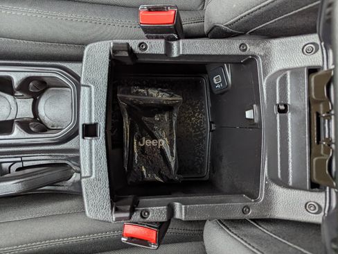 Used 2022 Jeep Gladiator Sport image 25