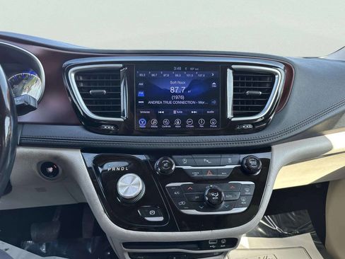 Used 2017 Chrysler Pacifica Limited w/ UConnect Theater Package image 28