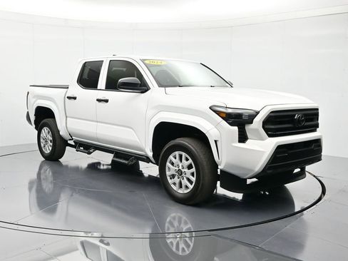 Used 2024 Toyota Tacoma SR image 3