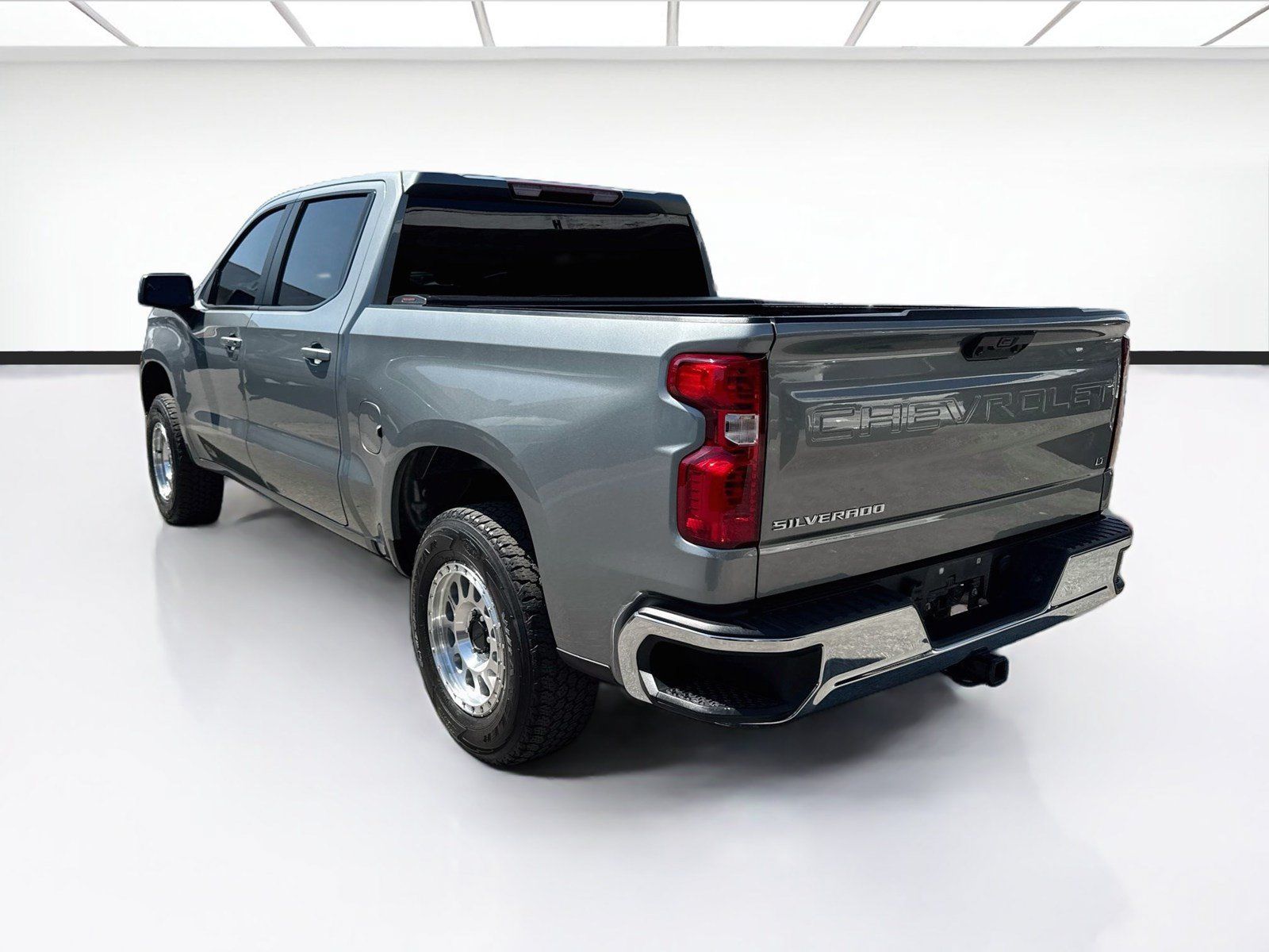 Used 2023 Chevrolet Silverado 1500 LT AWD/4WD image 6