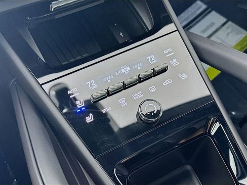 Used 2025 Porsche Cayenne E-Hybrid image 18