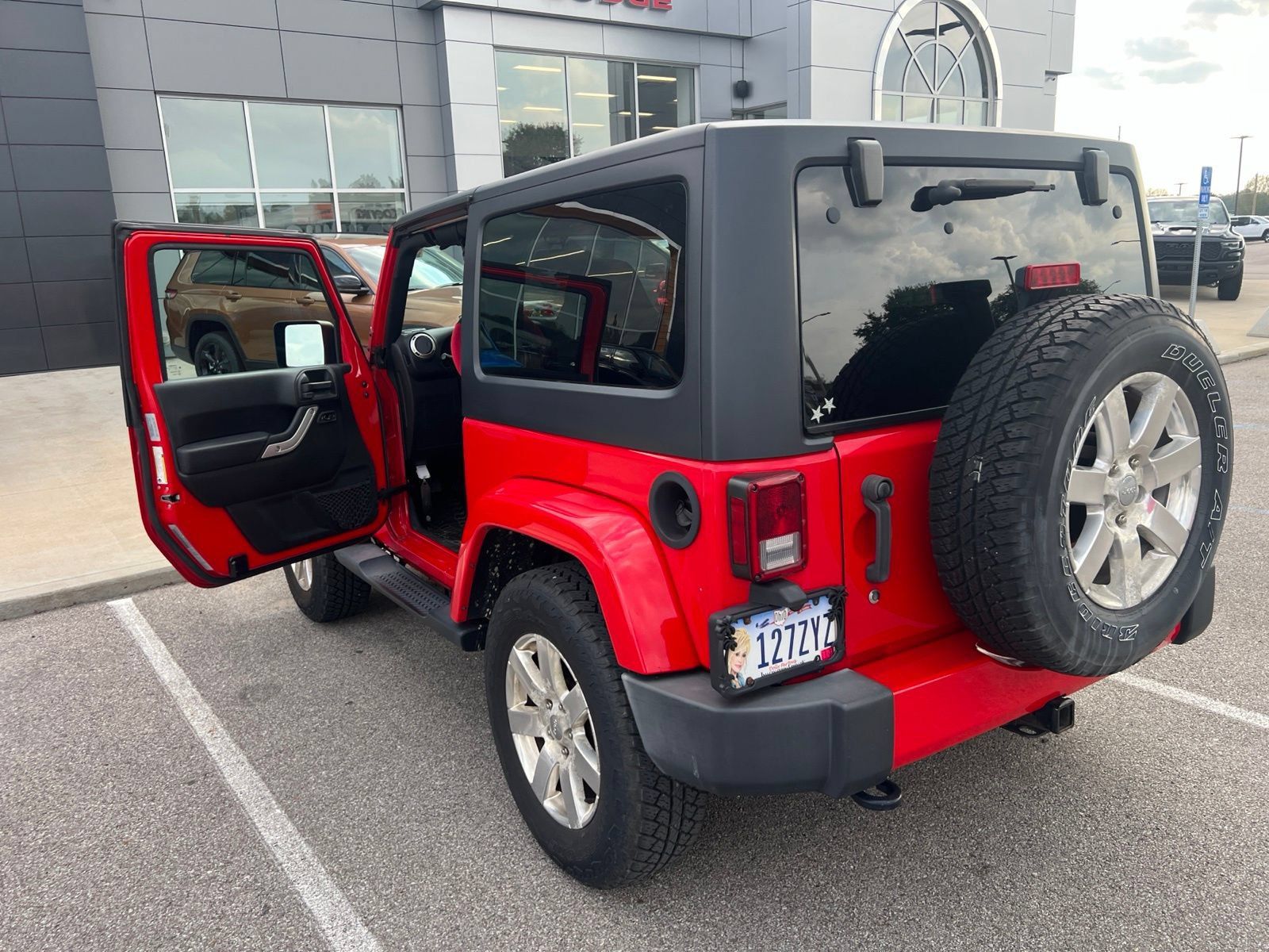 Used 2017 Jeep Wrangler Sahara w/ Connectivity Group AWD/4WD image 8