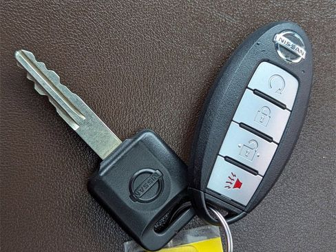 Used 2021 Nissan Titan Platinum Reserve w/ Moonroof Package image 33